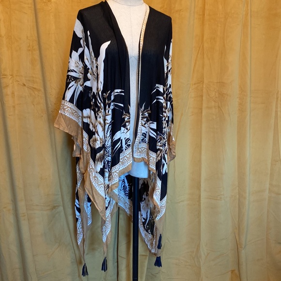 Vince Camuto shawl - Picture 3 of 7